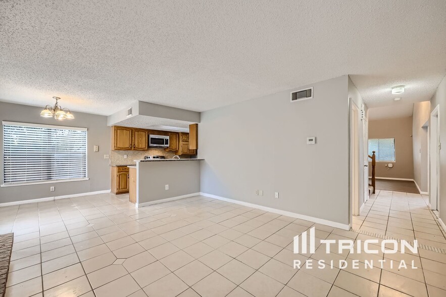 Building Photo - 3305 Castle Dr