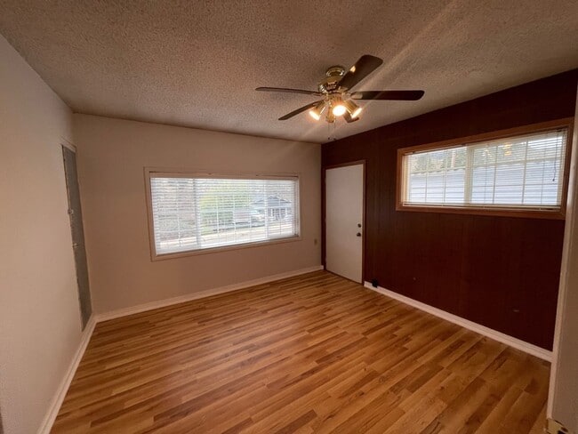 Building Photo - Large 3 bed 2 bath house