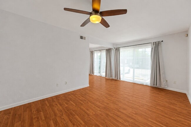 Building Photo - Clean & Bright Gated 1BR Near Downtown Austin