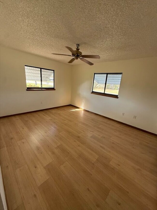 Building Photo - 10081 SW 95th Ave