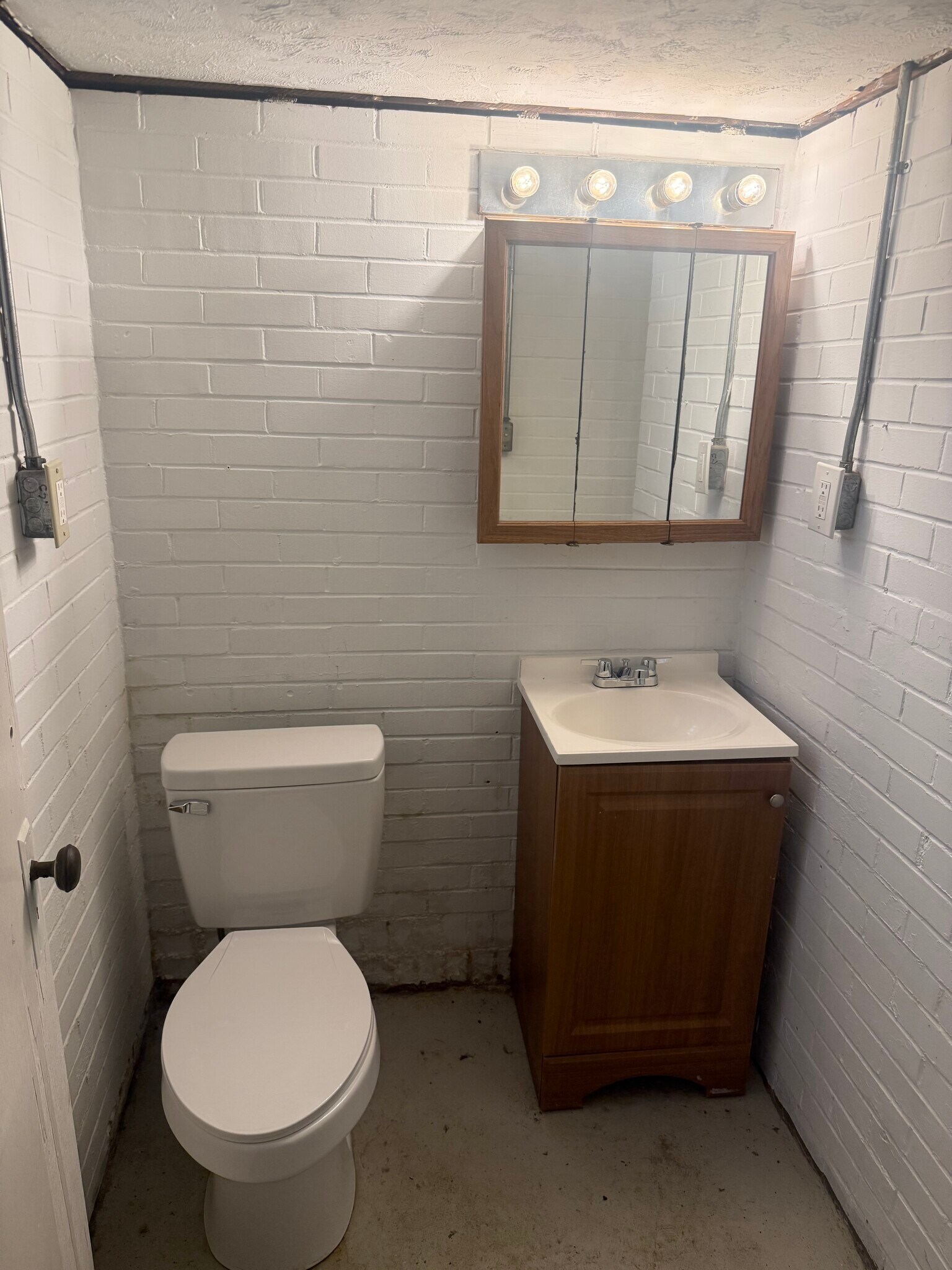 bathroom 2 - 1305 Airbrake Ave