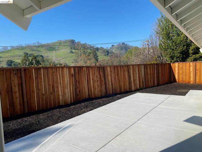 Building Photo - 11 Paddock Ct