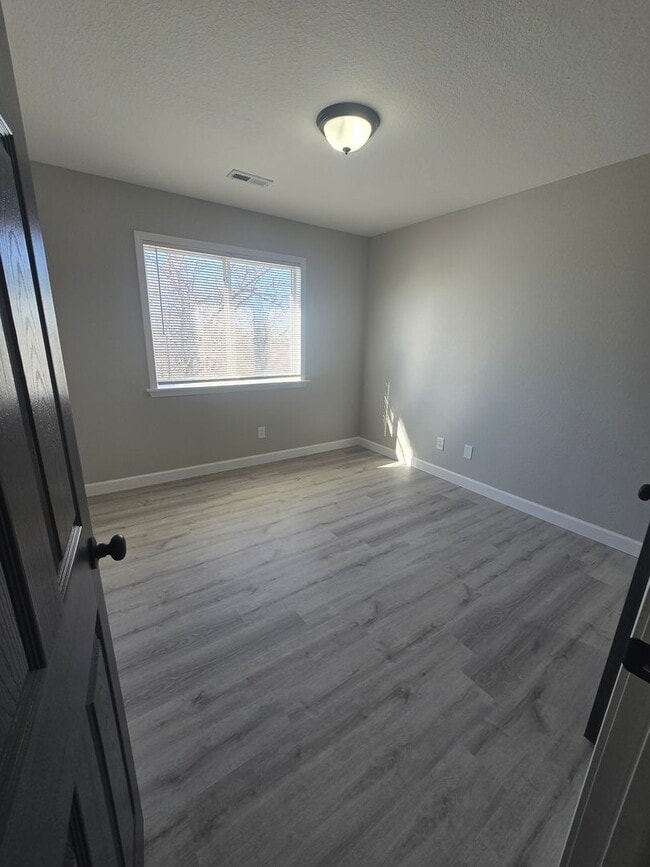 Building Photo - 2 Bedroom , 1 Bathroom Apartment!