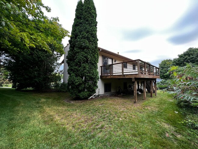 Building Photo - Wooded West Side Retreat! Long Term Rental...