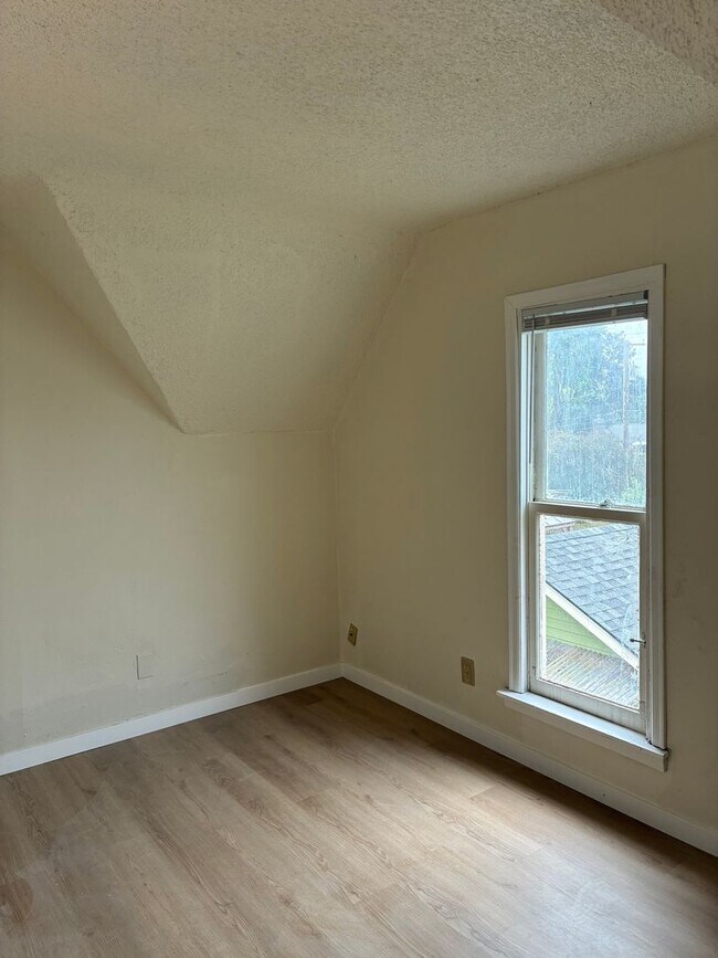 Building Photo - 2 Bedroom, 1 Bedroom Home for Rent