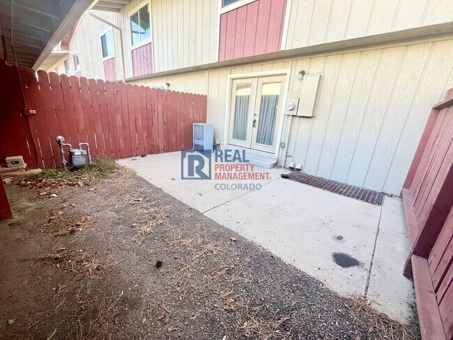 Building Photo - 392 W Rockrimmon Blvd