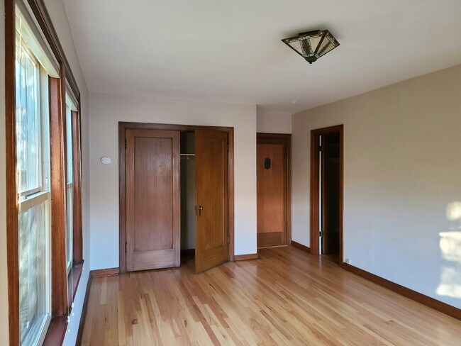 Primary Photo - 956 10th Ave E