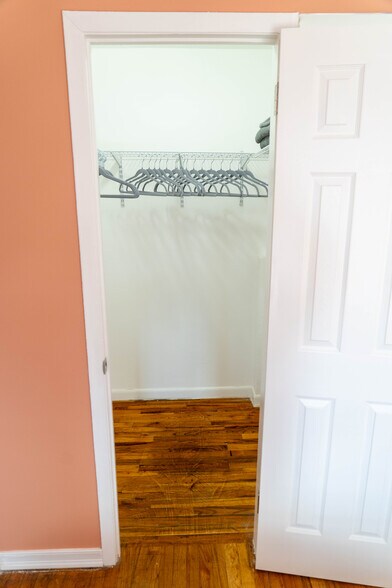 Building Photo - 1042 E 93rd St