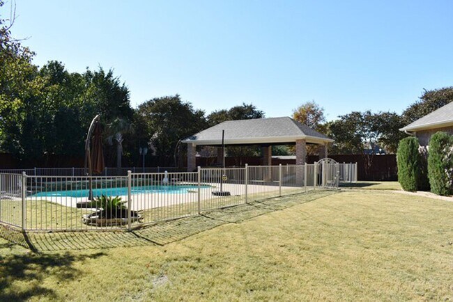 Building Photo - Prestigious 5-3.5-3 w POOL in Southlake!