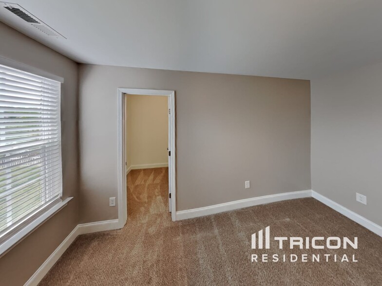 Building Photo - 135 Claystone Dr