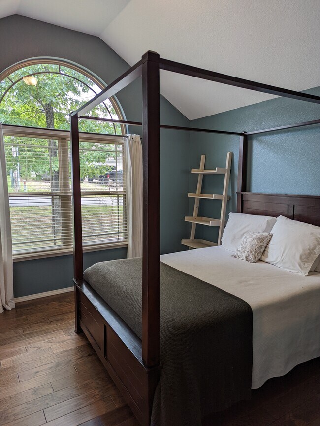 Building Photo - 22 Lyndhurst Dr