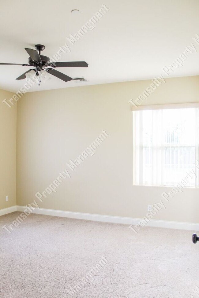 Building Photo - Spacious Custom Home Near Lindsay and McKe...