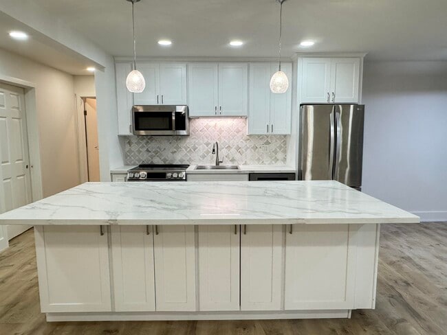 Building Photo - 2083 Ascot Dr