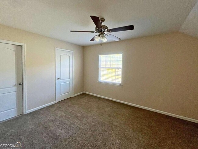 Building Photo - 303 Gary Cir