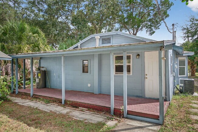 Building Photo - Location, Location, location! Large 3 Bedroom, 2 Bathroom Home for rent. This home has recently b...