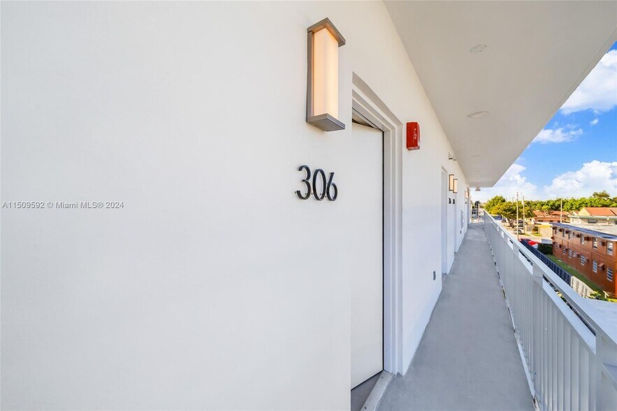 Building Photo - 1536 NW 15th Ave