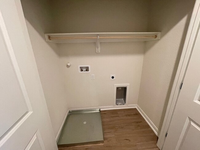 Building Photo - 10214 Lynwood Vlg