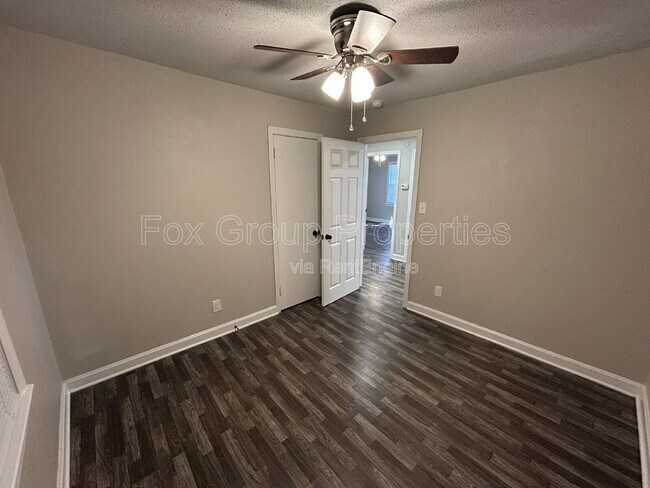 Building Photo - 402 S Yates St