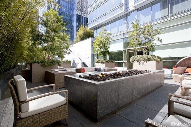 Building Photo - 301 Mission St