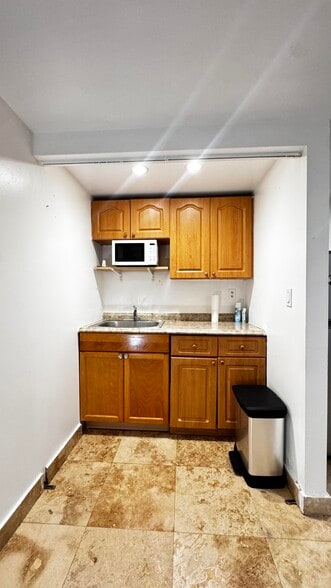 Building Photo - 999 Brickell Bay Dr