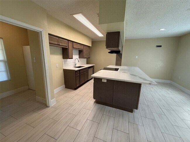 Building Photo - 2501 Maple St