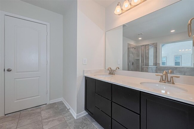Building Photo - 16360 Oakside Hollow Ln