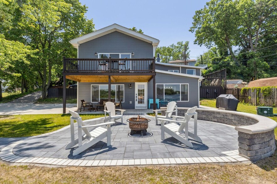 Building Photo - 807 Portage Lakes Drive