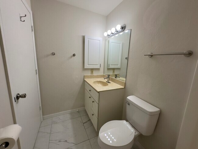 Building Photo - 4209 SW Santa Barbara Pl