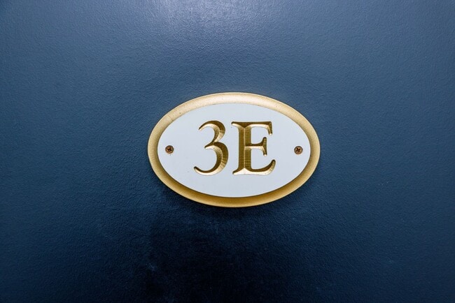 Building Photo - Luxury One Bedroom Unit in  Downtown Business District