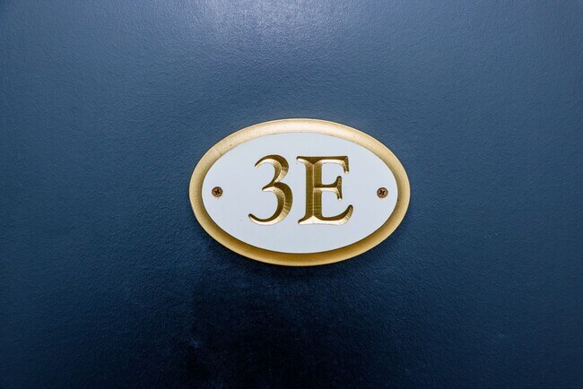 Building Photo - Luxury Two Bedroom Unit in  Downtown Business District