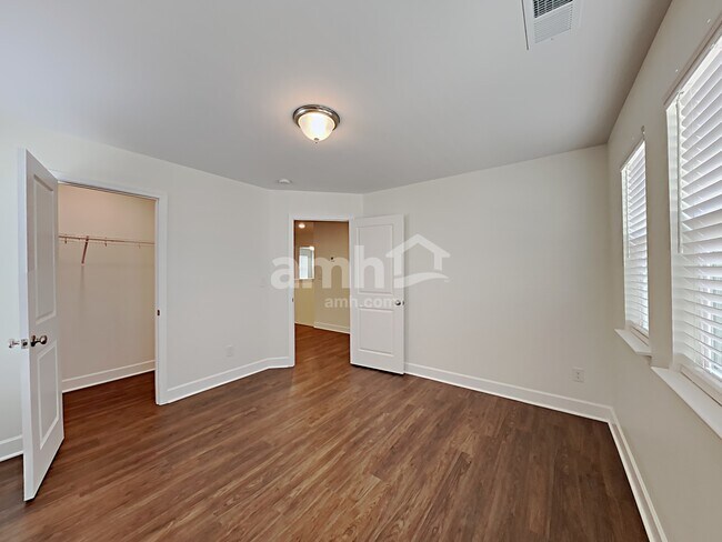 Building Photo - 4511 Tarpon Dr
