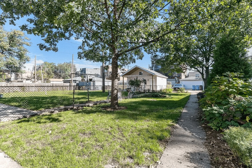 Building Photo - 1821 N Sawyer Ave