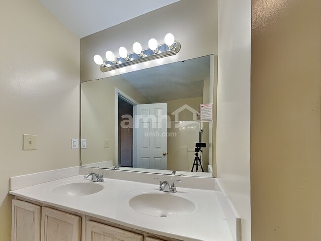 Building Photo - 8973 Julia Mdws