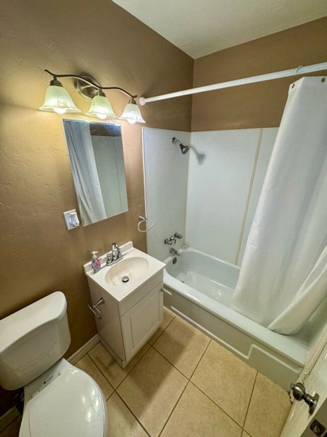 Building Photo - Charming 2 Bed 2 Bath Duplex Home on Large Fenced Lot in Menifee for Lease!