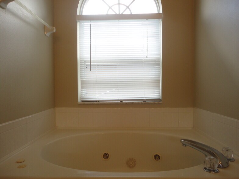 Building Photo - 1452 Baythorn Dr