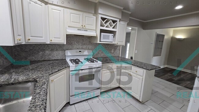 Building Photo - 3 Bedroom MWC w/Flex room!