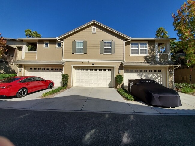 Building Photo - Spacious 4 Bedroom 3 Bath Two Story Riverp...