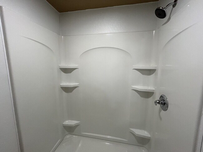 Building Photo - Beautiful Newly Remodeled Rear House Effic...