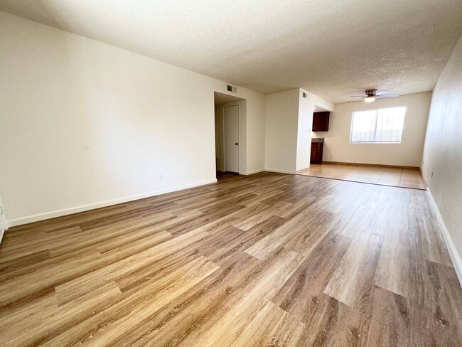 Building Photo - Beautiful First floor 3 bedroom Rose Park ...