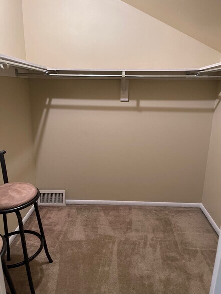 Loft Walkin Closet - 9541 James St
