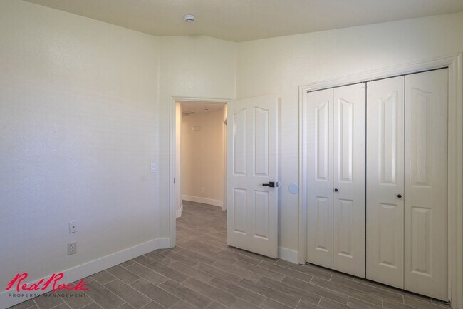 Building Photo - Small Dog Friendly! 3 Bedroom Single-Level...