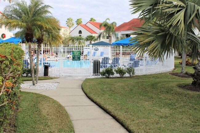 Building Photo - Unfurnished Annual Updated Ground Level 2/2 split plan Condo-Vista Verde East (Isla Del Sol)