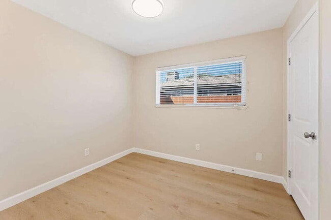 Building Photo - 160 Cathcart Ave