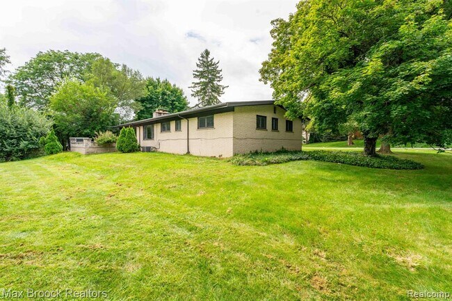 Building Photo - 7011 White Pine Dr