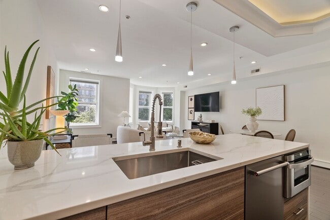 Building Photo - 2bd 2ba Condo with Washer/Dryer, Modern Fi...