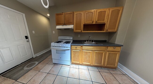 Building Photo - Bright & Practical 1BR/1BA on Lancaster Avenue
