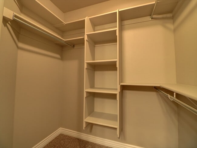 Building Photo - End unit town home