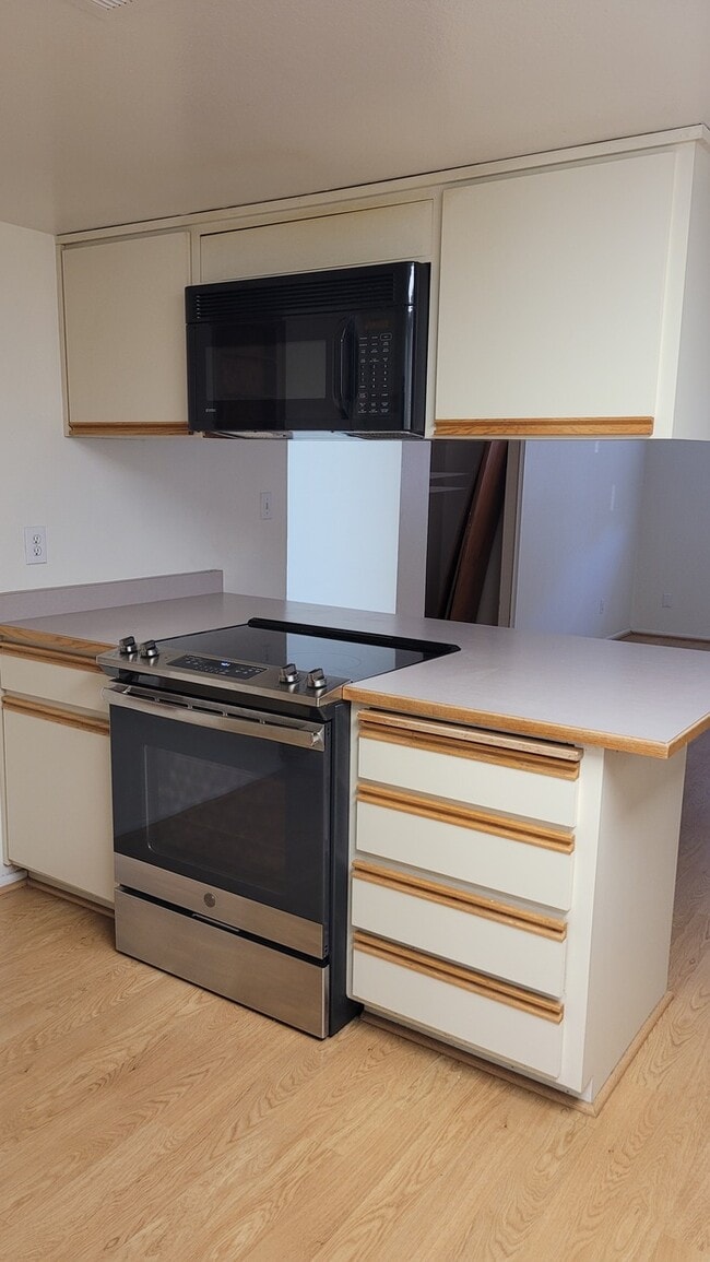 Building Photo - Freshly painted 3/2 house for rent near Cactus and SR51-MM