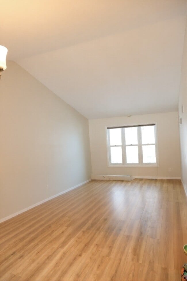 Building Photo - 206 N High Point Rd