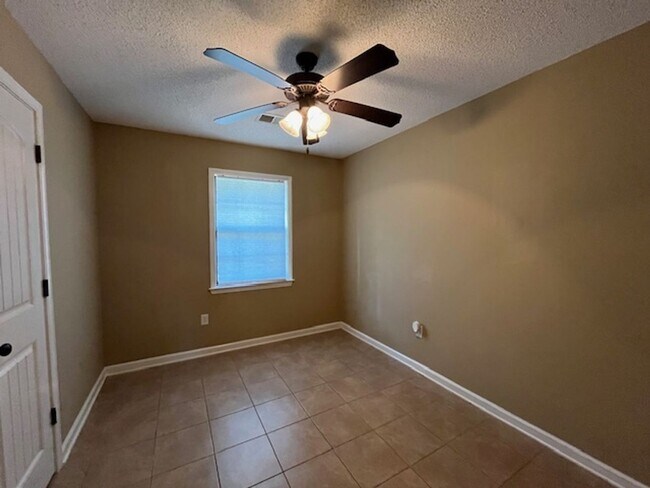 Building Photo - Renovated 3 Bedroom 1 Bath Home for Rent!